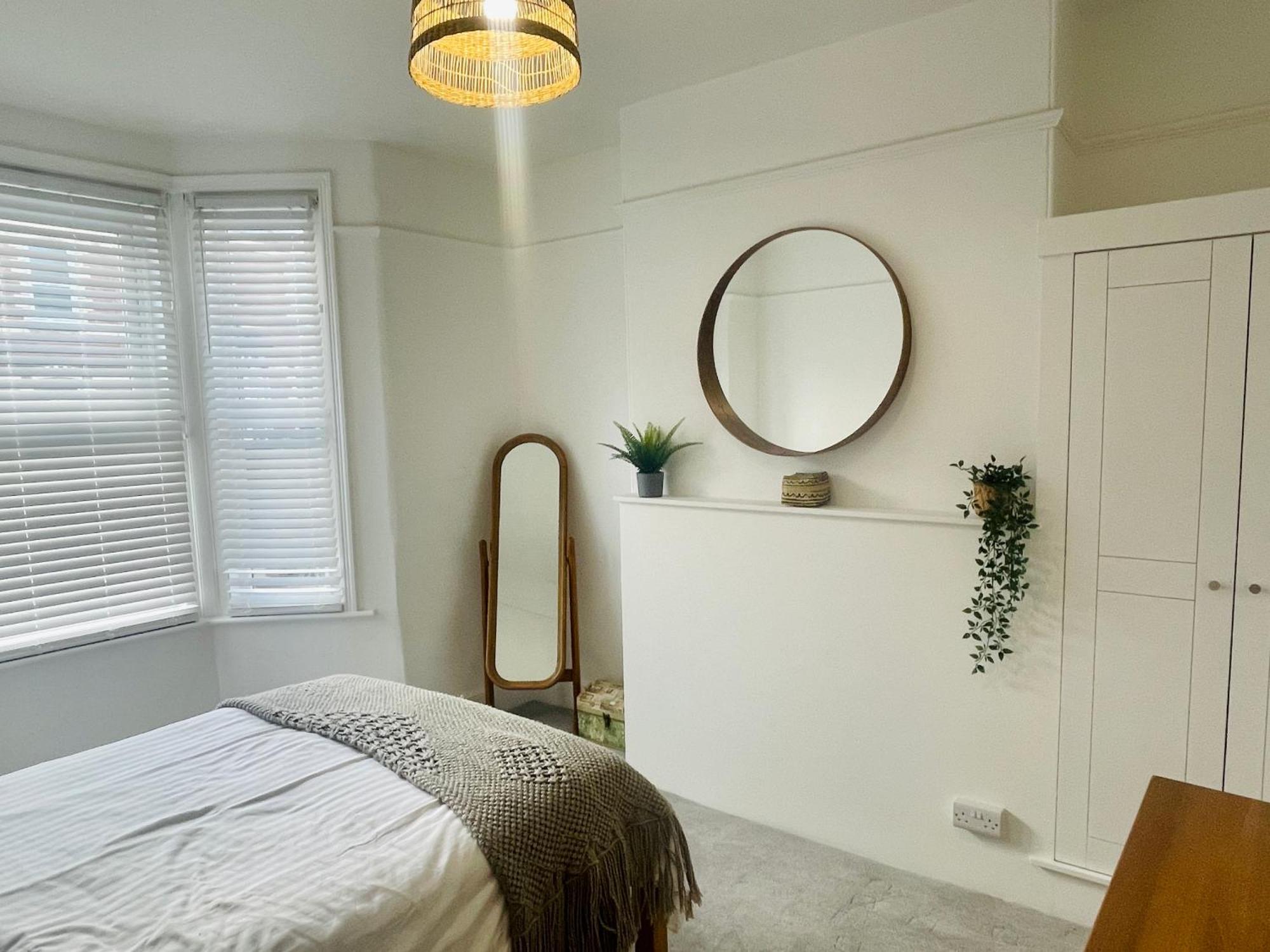 Newly Refurbished City Centre House With Parking Exeter Exteriör bild